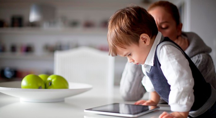 Una mujer y un niño mirando una tablet