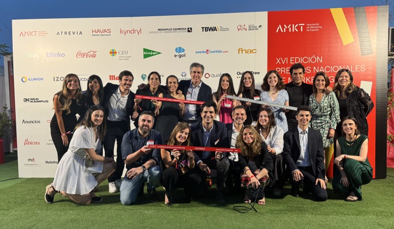 El equipo de Marketing de Telefónica recibe el premio nacional.